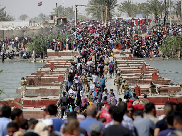Displaced Sunni people, who fled violence in the city of Ramadi, arrive in the outskirts of Baghdad 