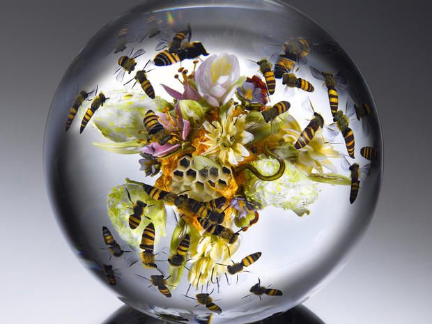 paperweight-paul-stankard-flowers-and-fruit-bouquet-with-swarming-honeybees-ron-farina.jpg 