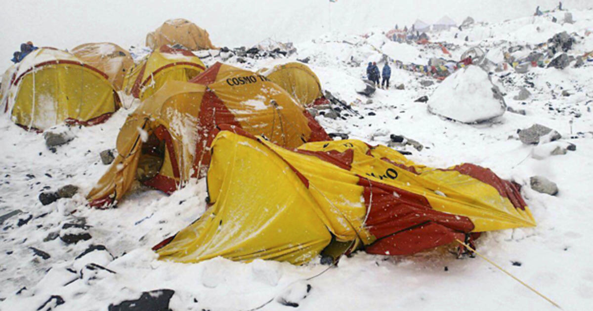 Nepal Quake Sends Deadly Avalanche Into Everest Climbers Cbs News