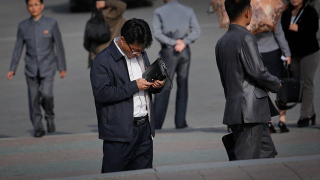 northkoreaonlineshoppingsmartphoneap5765982007.jpg 