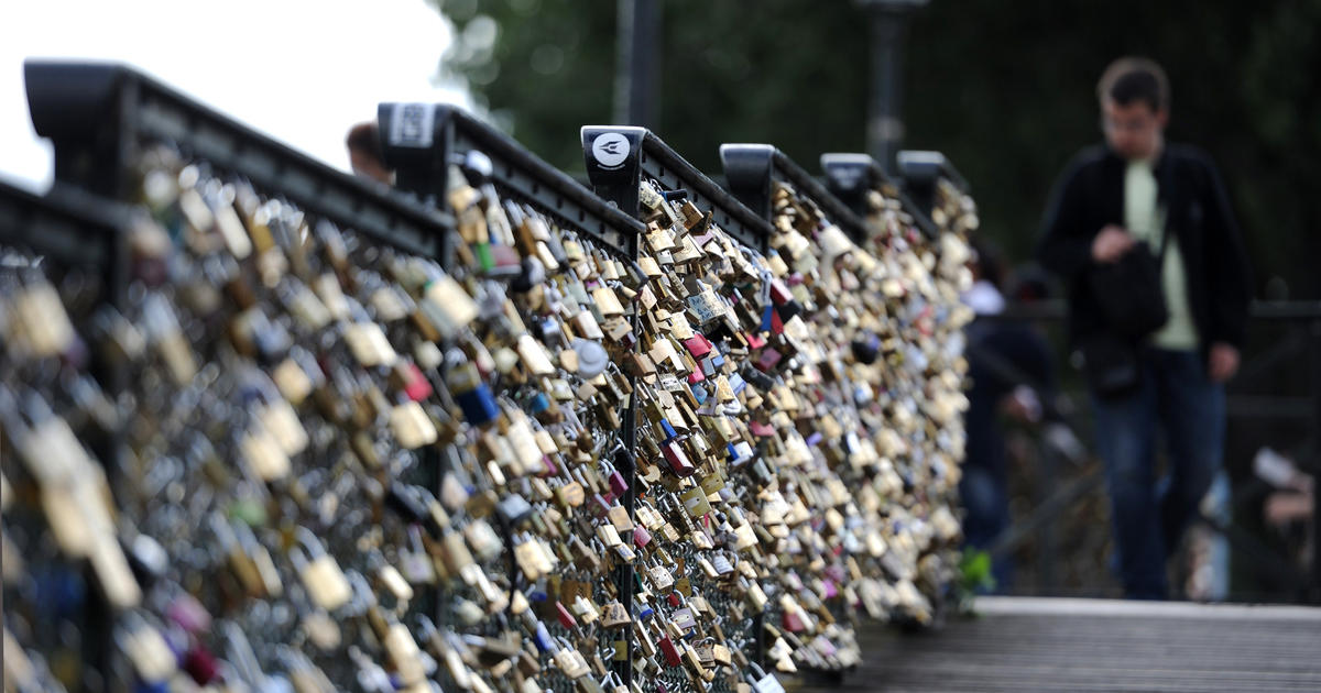 Love locks' collapse part of Paris bridge - Los Angeles Times