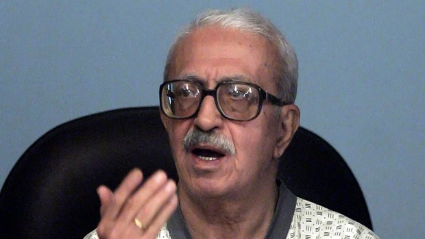 Former Iraqi Foreign Minister Tariq Aziz testifies for the defense during Saddam Hussein's trial held in Baghdad's heavily fortified Green Zone May 24, 2006. 