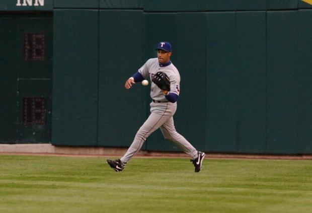 Texas Rangers Juan Gonzalez runs down a hit by Det 