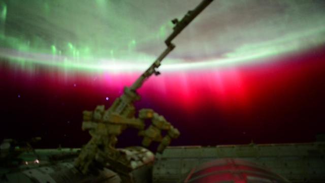 scott-kelly-aurora-borealis-twitter-pic.jpg 