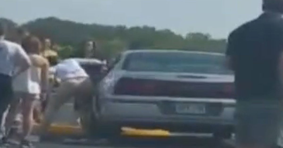 Caught on tape: Woman smashes car window to rescue toddler trapped in ...