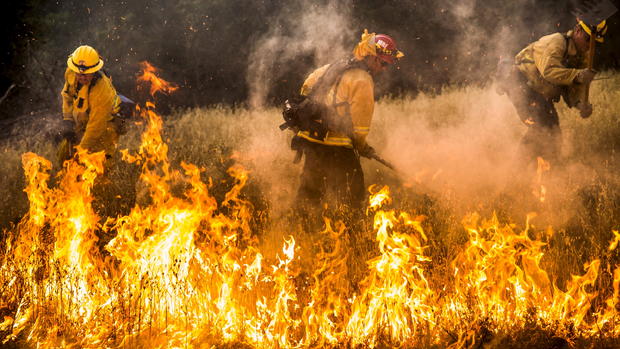 Fires rage in California 