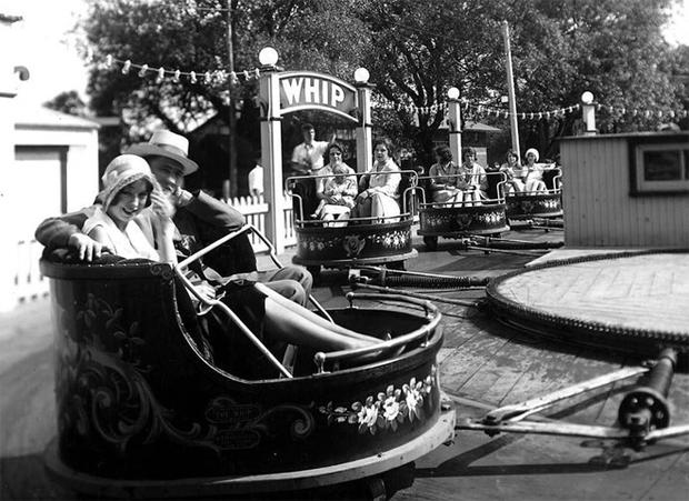 amusement-parks-the-whip-hanlans-point-1930.jpg 