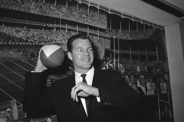 frank-gifford-ap6204020132.jpg 