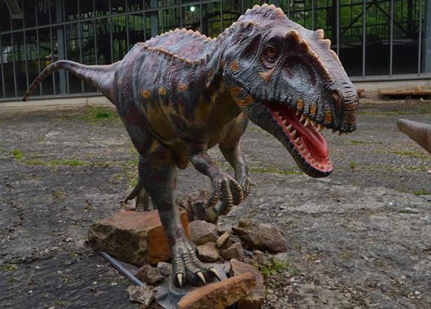 megalosauripus-statue.jpg 