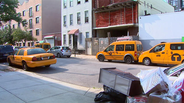 greenpoint_parked_taxis_0824.jpg 