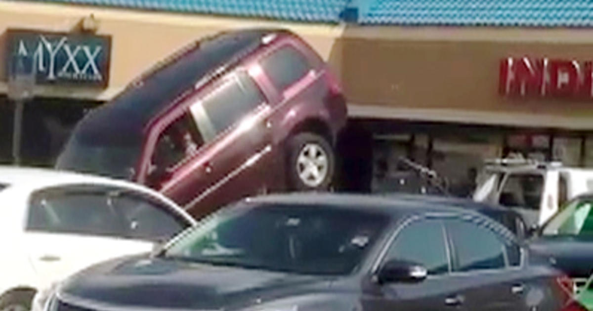 Man desperately tries to free SUV from tow truck hook, on The Feed ...