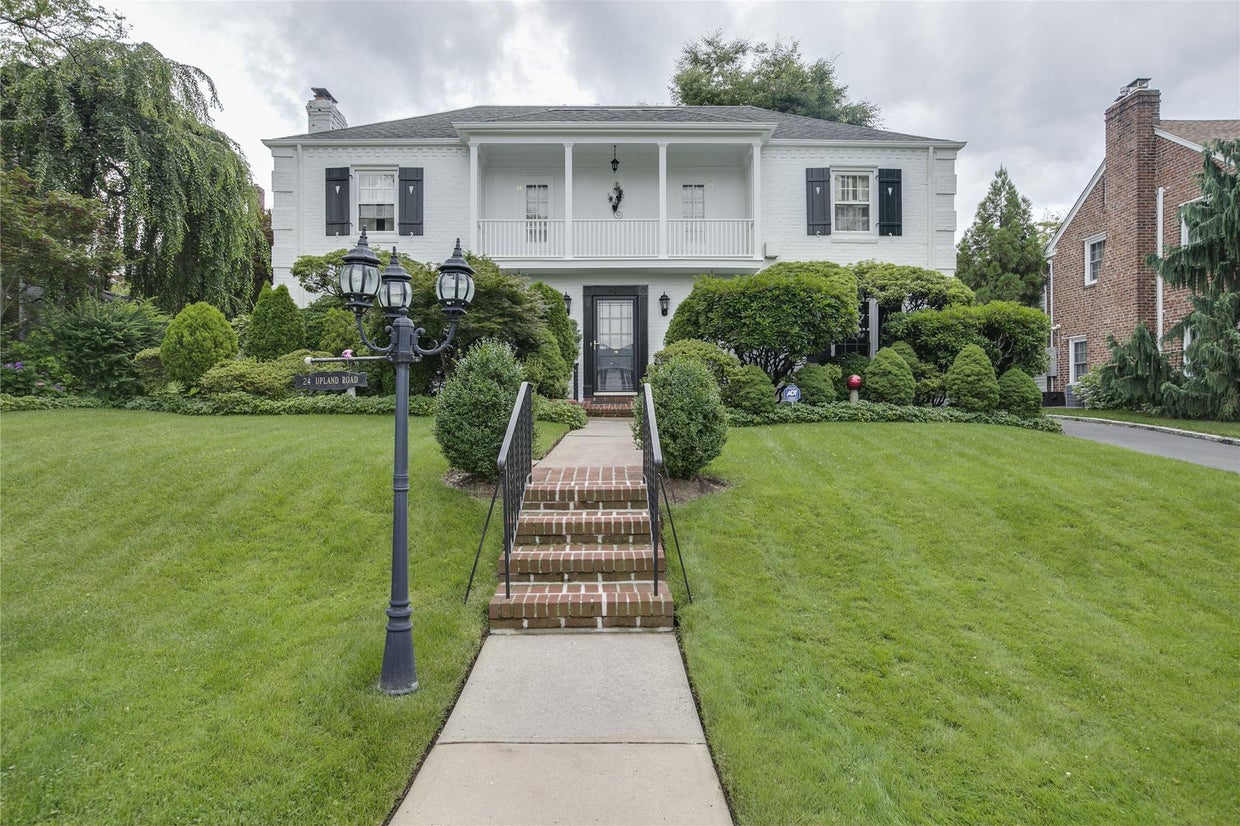 What it costs to live in the top 10 school districts in the U.S.