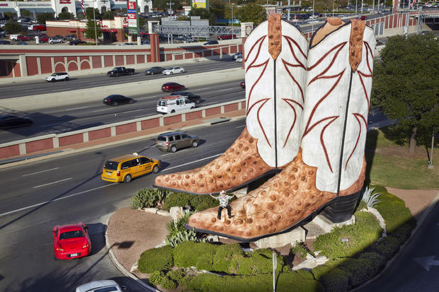 bob-wade-largest-cowboy-boot-sculpturev0c9740.jpg 