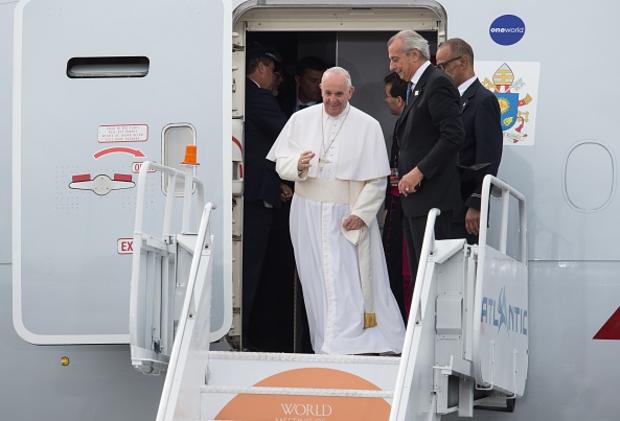 pope-arrives-1.jpg 