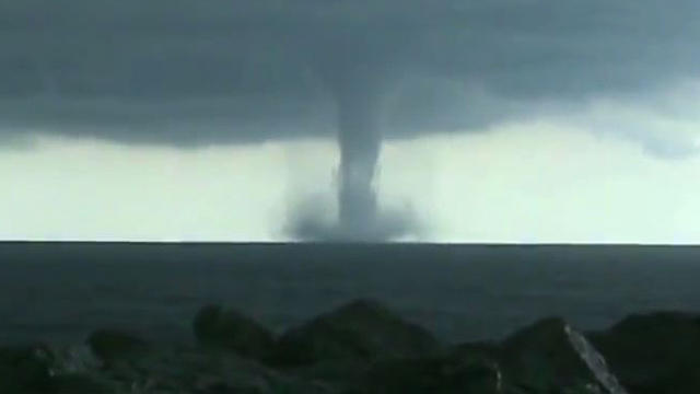 us0912waterspout640x360.jpg 