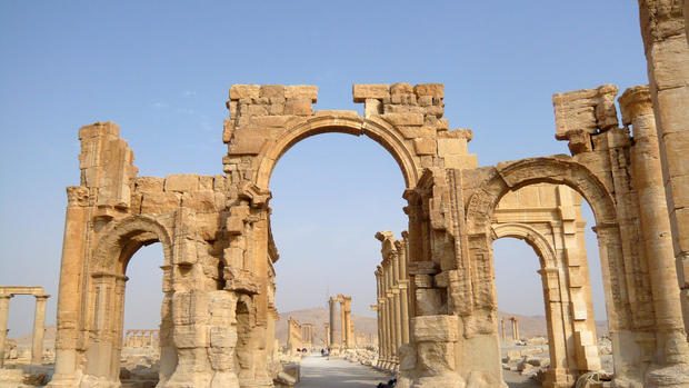 Smuggler offers allegedly looted Syrian artifacts to CBS News 
