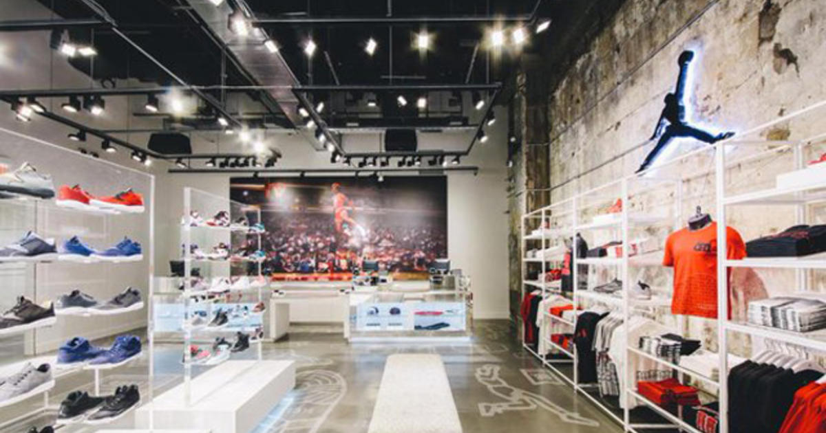 menneskemængde udpege global New Michael Jordan Store Set To Open Saturday On State Street - CBS Chicago