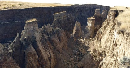 Large crack in the Earth discovered in Wyoming - CBS News