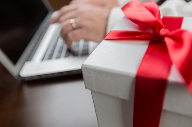 online-shopping-gift-box-with-red-bow.jpg 
