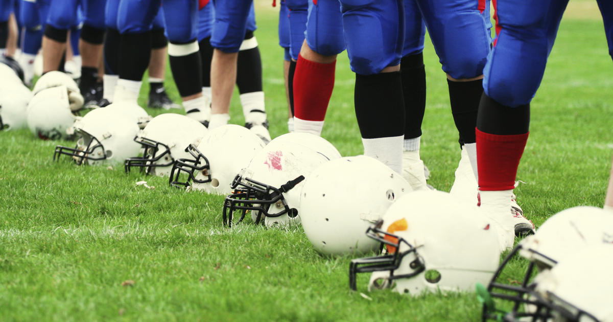 Football Players Drill Without Helmets To Curb Concussions : Shots