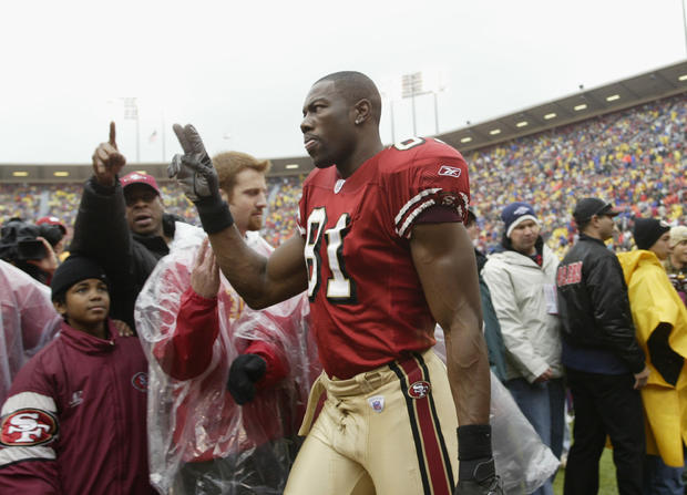 Terrell Owens high signs fans as he leaves the field 