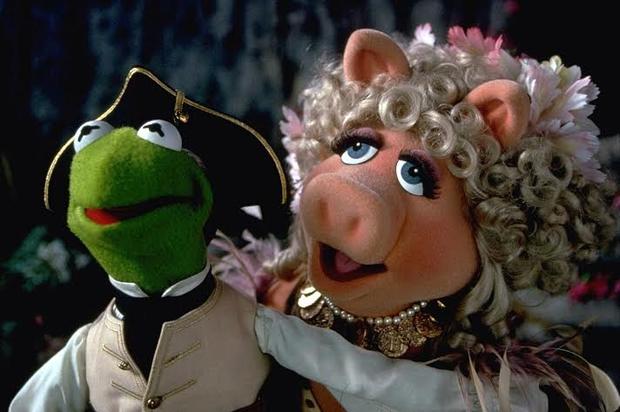 Muppet Treasure Island (1996)Directed by Brian HensonShown: Kermit, Miss Piggy 