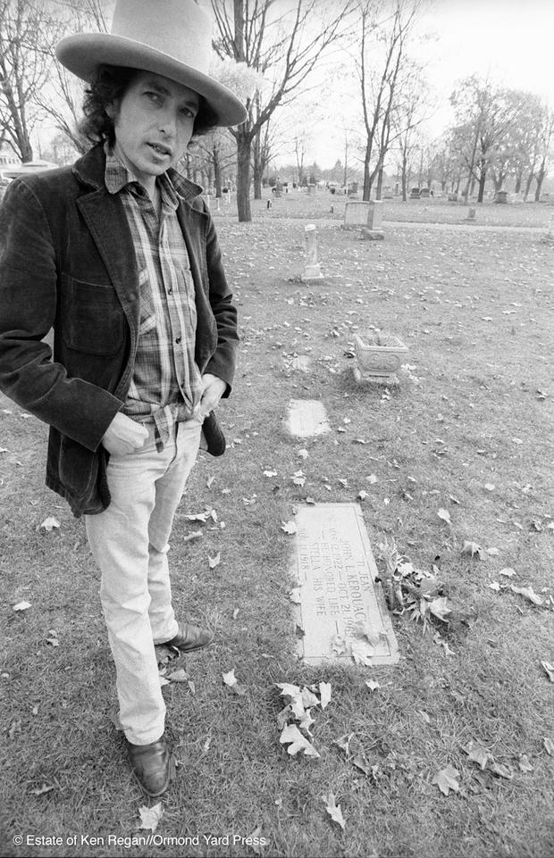 Bob Dylan23-at-jack-kerouacs-grave-wm.jpg 
