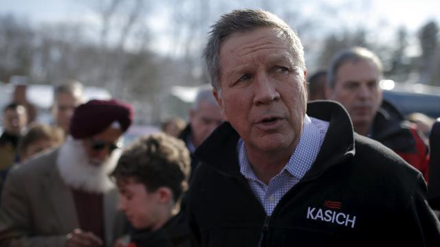 U.S. Republican presidential candidate John Kasich arrives to greet voters during a campaign stop at the Puritan Backroom Restaurant in Manchester, New Hampshire, Feb. 6, 2016. 