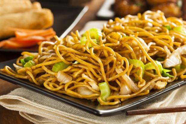 chow mein chinese food 