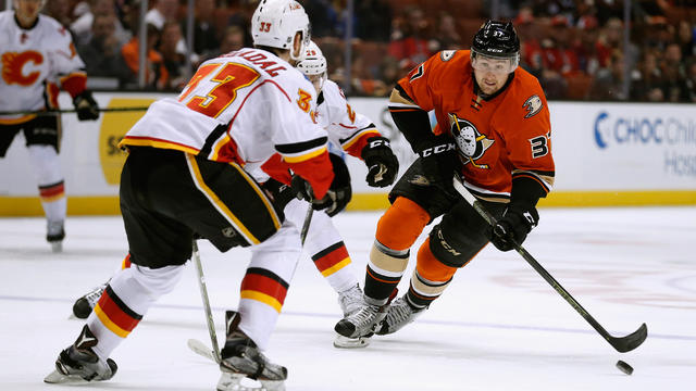 Kevin Bieksa might return from injury to play for Ducks on Sunday - Los  Angeles Times