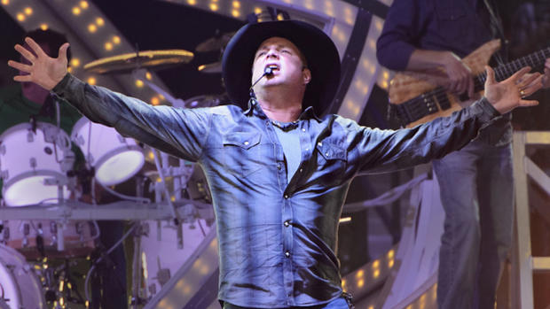 Why Garth Brooks Should Win ACMs Entertainer of the Year 