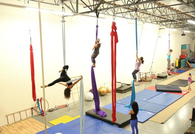 Flying Yoga Aerial Physique 