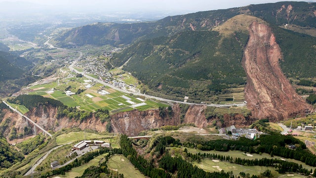 Powerful quakes strike Japan 