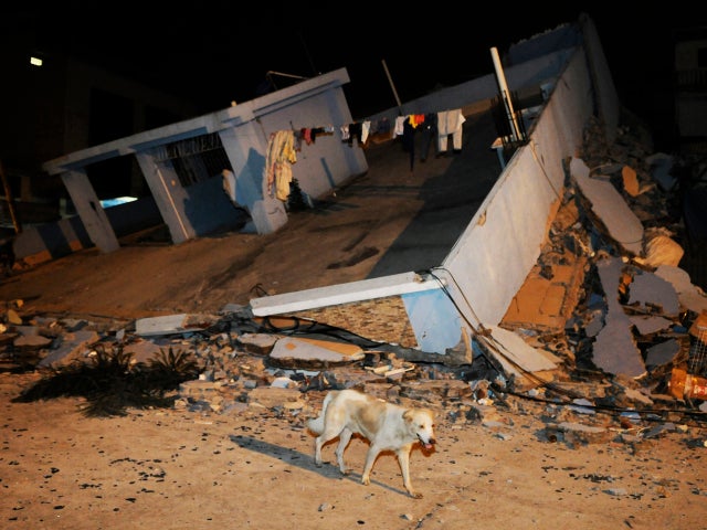 ecuador-earthquake-getty-521775956.jpg