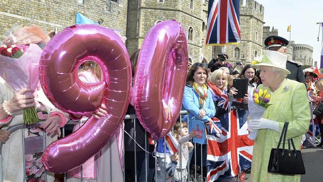 2016-04-21t133010z1365371109lr1ec4l11hzfvrtrmadp3britain-royals-queen.jpg 