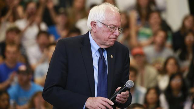 Democratic presidential candidate Bernie Sanders addresses a crowd of supporters during a campaign stop in Gettysburg, Pennsylvania, April 22, 2016. 