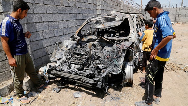 ​People gather at the site of a suicide bomb attack in a southeastern suburb of Baghdad, Iraq, April 30, 2016. 
