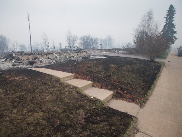 alberta-wildfire-getty-528884860.jpg 