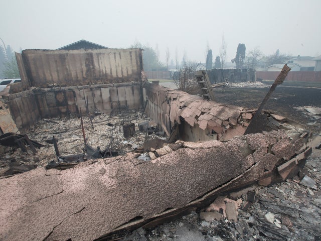 alberta-wildfire-getty-528884880.jpg 