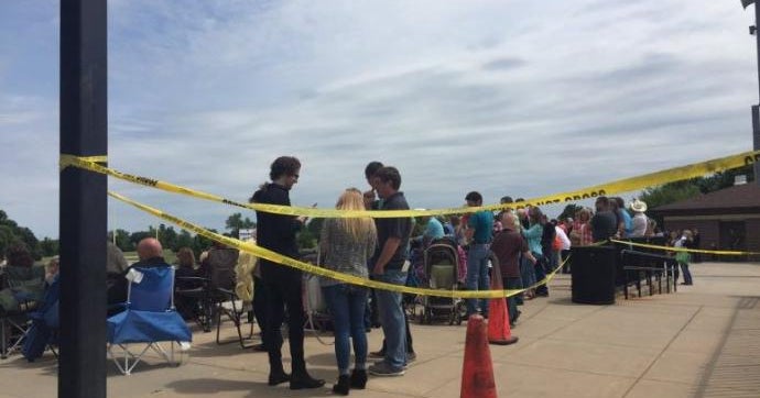 2 hurt in shooting at high school graduation in Kansas - CBS News