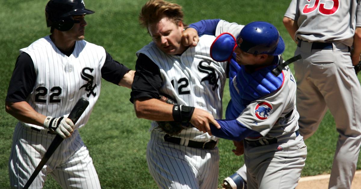 Michael Barrett delivers a punch to AJ - Baseball In Pics