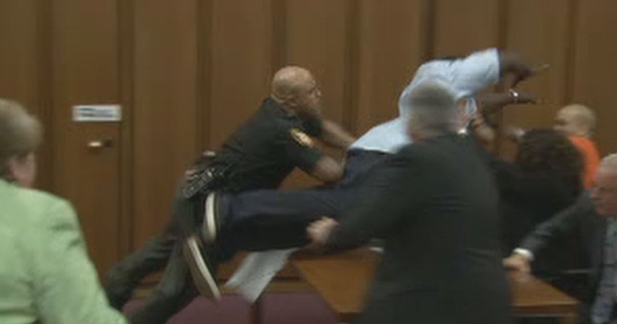 Father attacks daughter's killer, serial killer Michael Madison, in court - CBS News