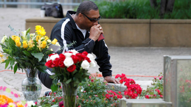 ​Alvin Mason pays his respects to the late Muhammad Ali, the former world heavyweight boxing champion, at the Ali Center in Louisville, Kentucky, June 4, 2016. 