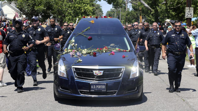 Louisville Metro Police surround Muhammad Ali's hearse as it drives past his boyhood home in Louisville, Kentucky, June 10, 2016.​ 
