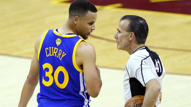 curry-and-ref-photo-by-ezra-shaw-getty-images.jpg 