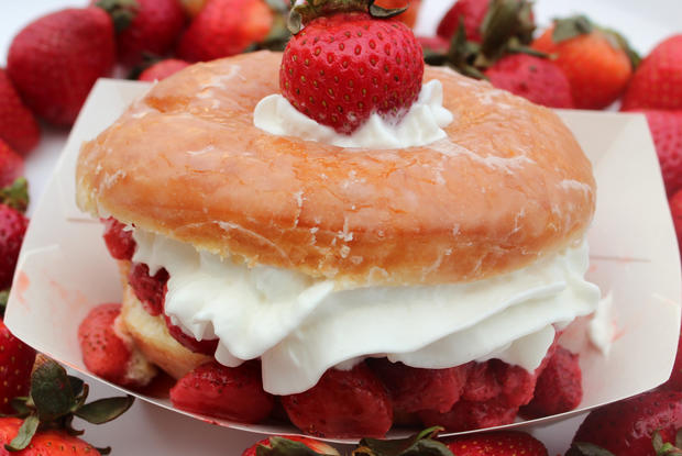 11_strawberry_donut_delight.jpg 