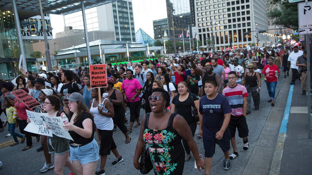 dallas-police-shooting-getty-545468332.jpg 