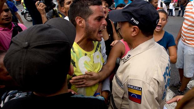 Venezuela: A life waiting in line 