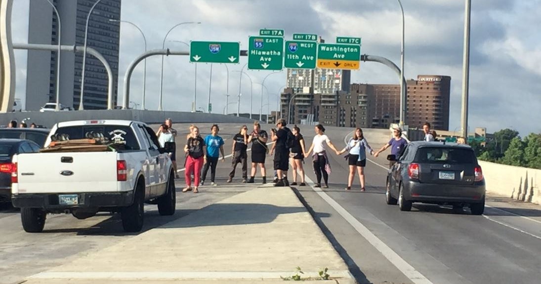 Protesters shut down Interstate 35 in Minneapolis - CBS News