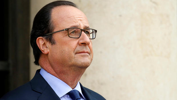 ​French President Francois Hollande waits for guests outside the Elysee Palace in Paris, France, July 11, 2016. 